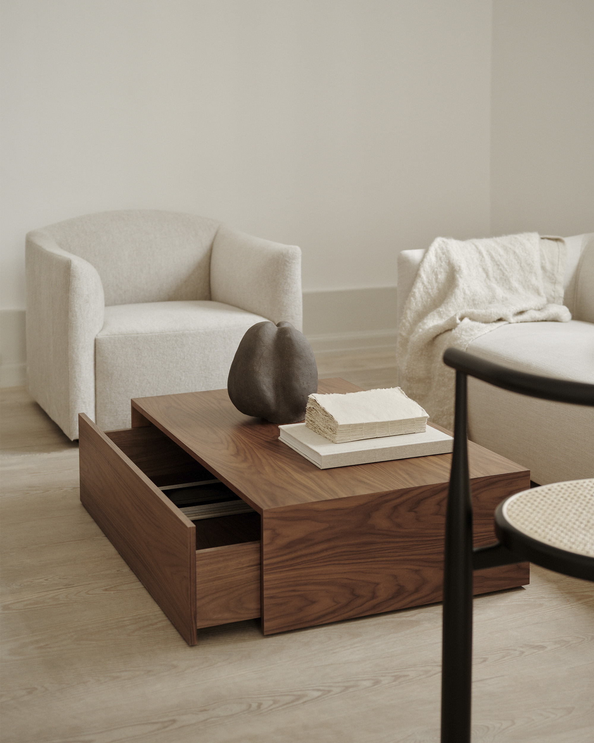 New Works Mass Wide Coffee Table mit Schublade kaufen | SCHÖNER