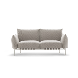 Das Dedon Brea 2-Sitzer-Sofa von Designer Sebastian Herkner für Draußen und Drinnen