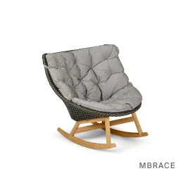 Die Dedon MBRACE Kollektion von Sebastian Herkner für Lounge und Essmöbel im zeitlosen Design.