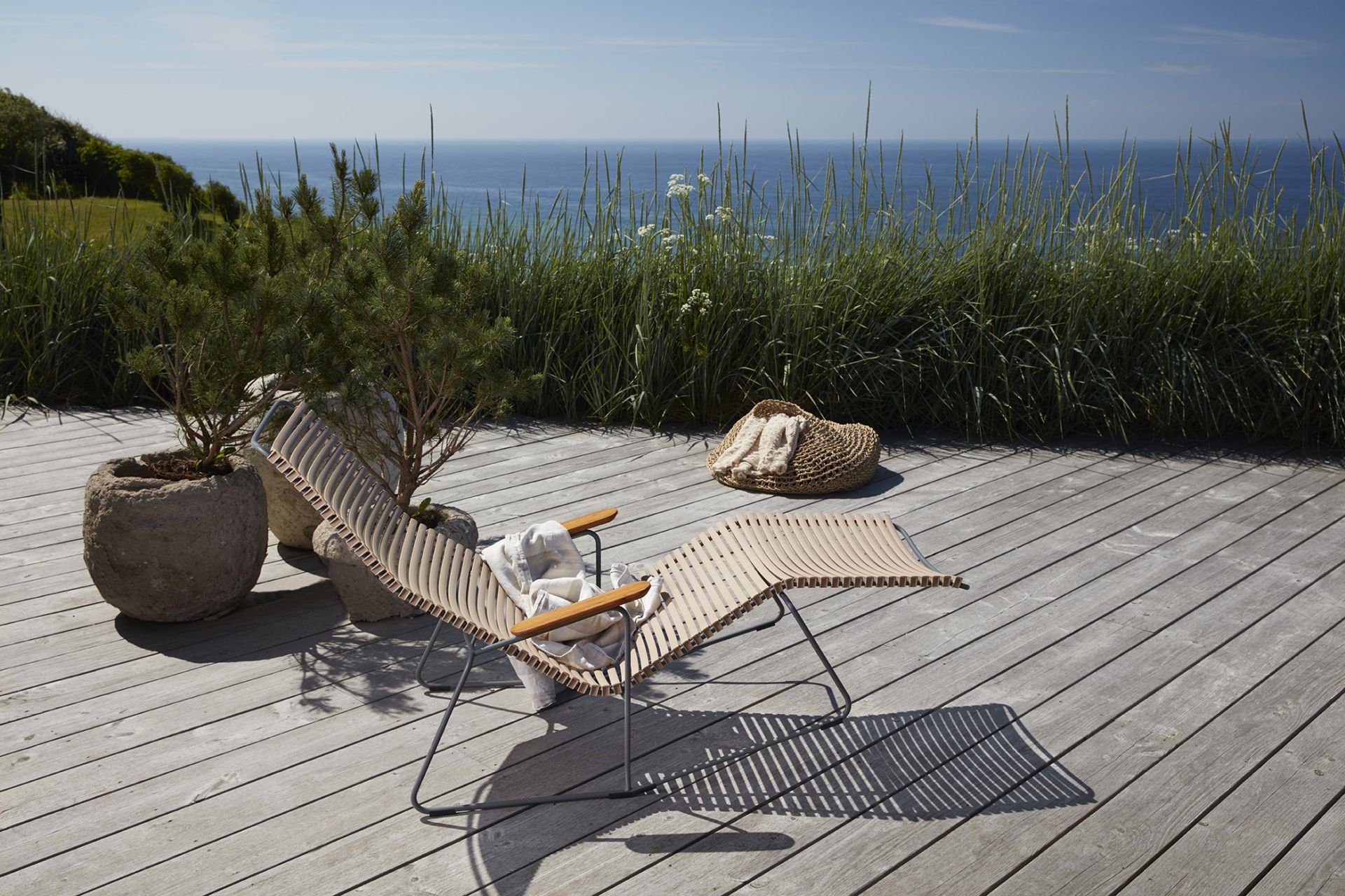 Der Houe Click Sunrocker Liegestuhl auf Terrasse mit tollem Meerblick.