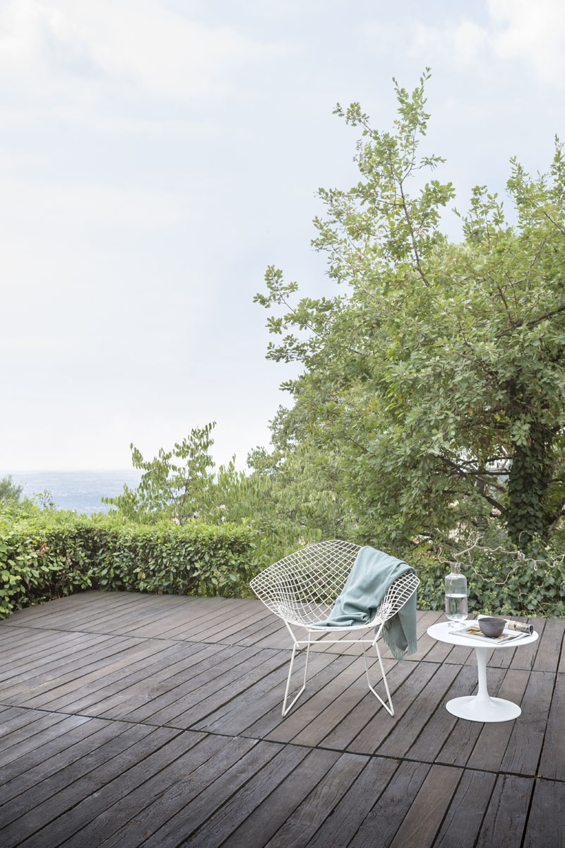 Der Knoll International Saarinen Outdoor Beistelltisch auf einer Terrasse mit weitem Ausblick.