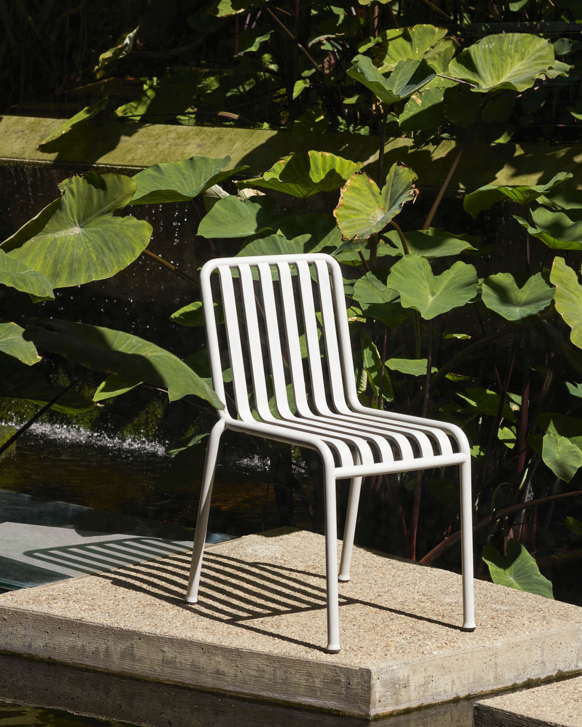 Der HAY Palissade Chair in nebelgrau ist ein komfortables, langlebiges Möbelstück für Garten, Balkon, Terrasse oder Innenhof.