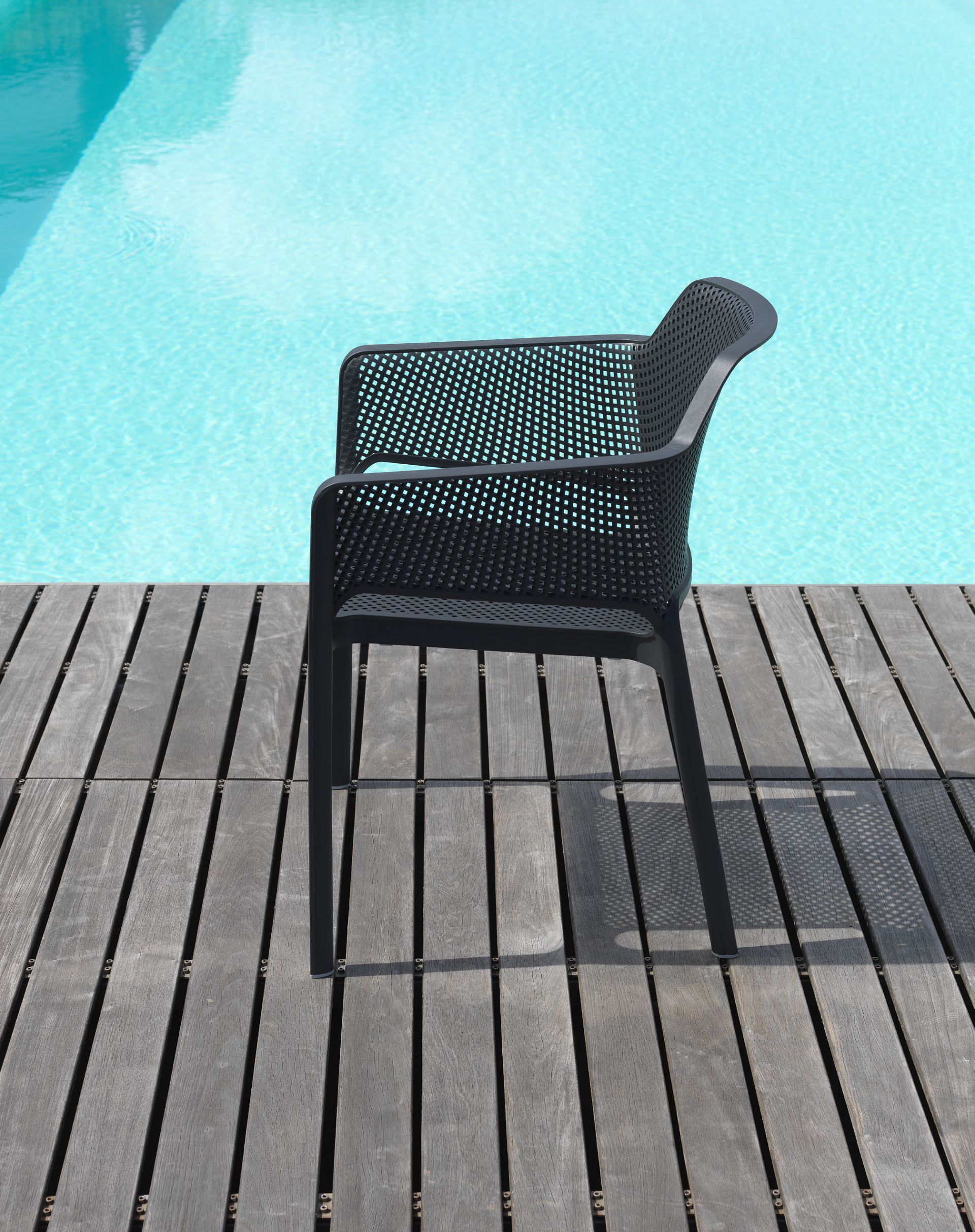 Der Net Armlehnstuhl von Nardi vereint modernes Design mit langlebigen Materialien und hoher Funktionalität