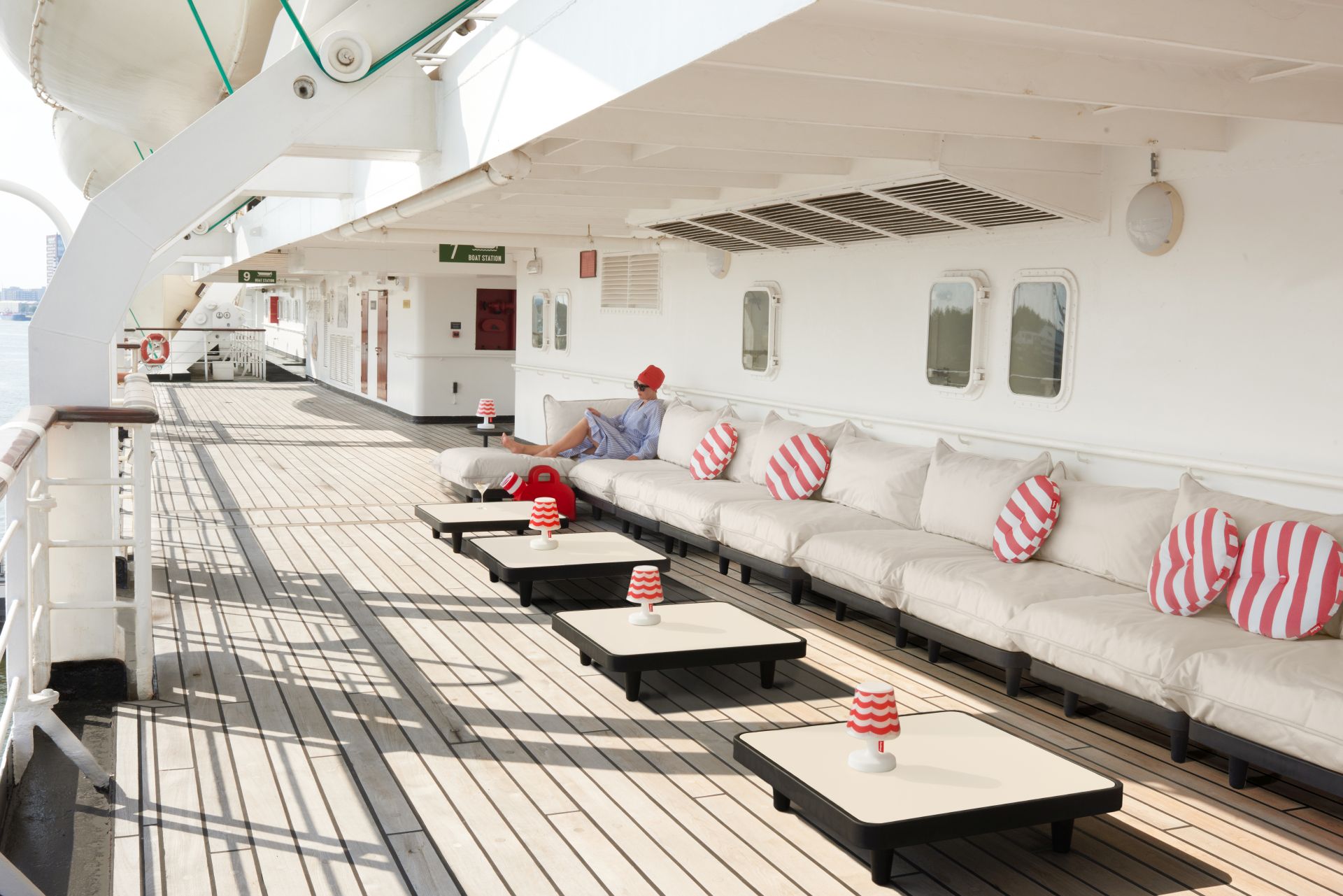 Modulare Fatboy Paletti Loungemöbel in einer langen Reihe an Deck eines Luxus-Kreuzfahrtschiffes.