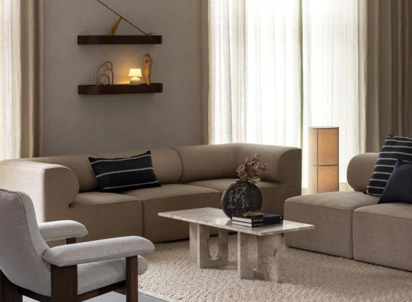 Modernes Wohnzimmer mit Audo Sofa, Lounge Chair und Couchtisch in skandinavischem Design.