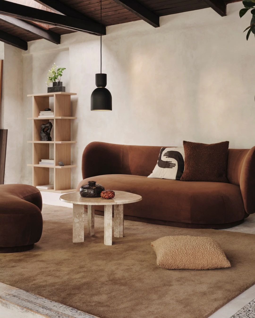 Braunes Sofa vor einem Couchtisch in Beige