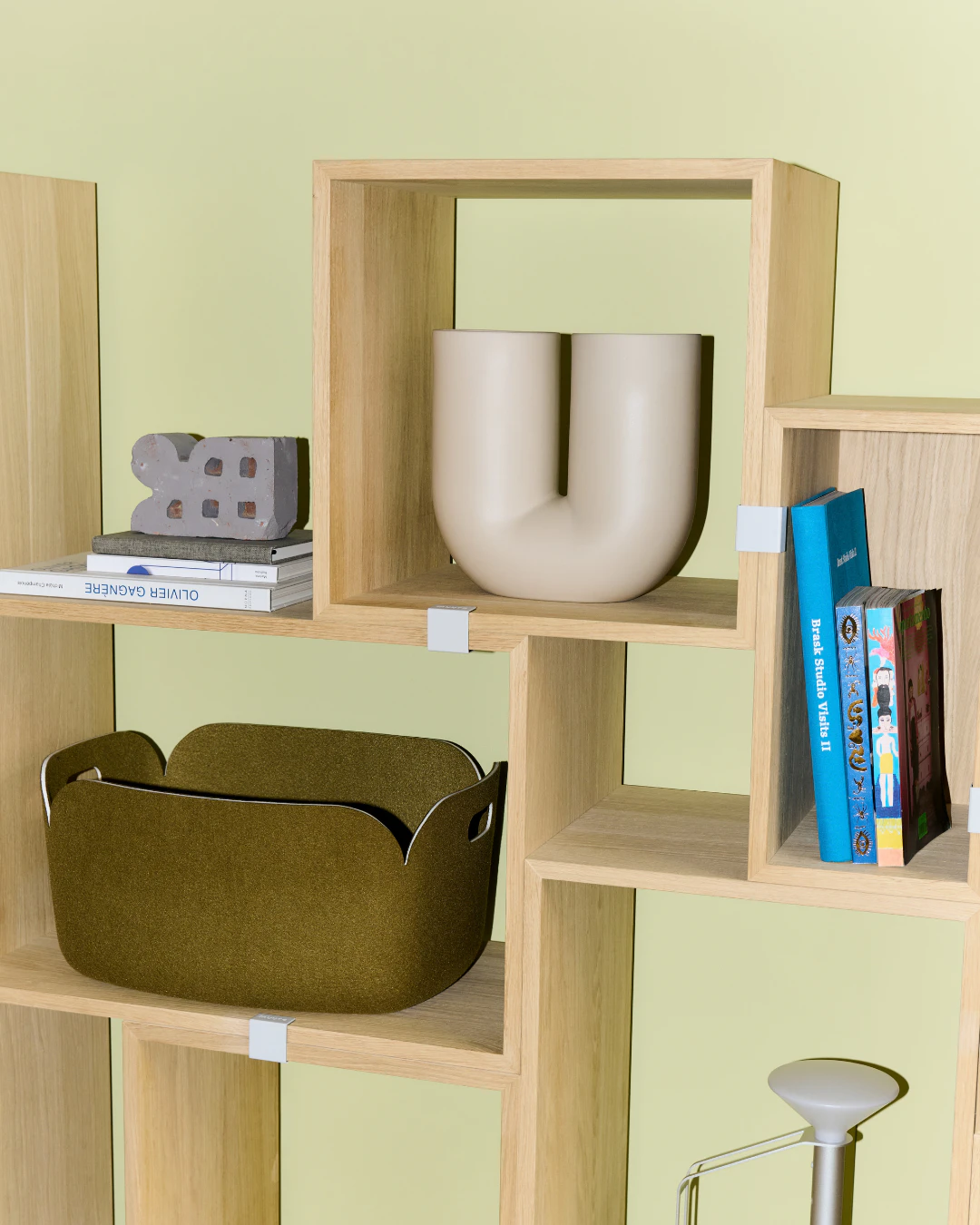 Regal mit Wohnaccessoires