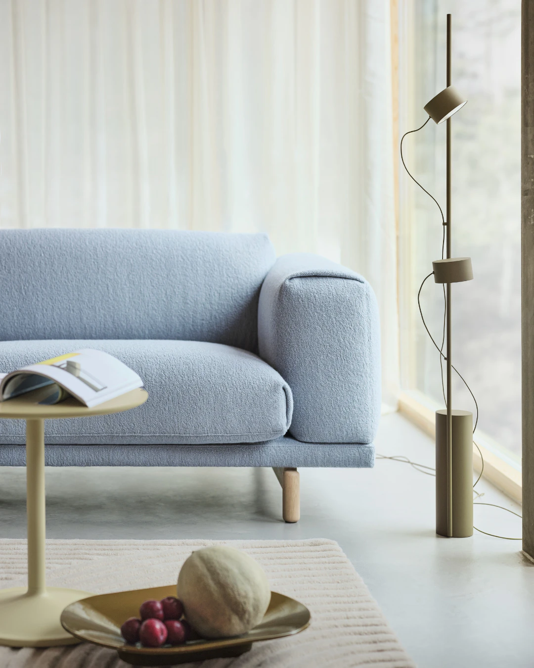 Beiges Sofa mit grübem Gemälde